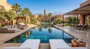 Villa de luxe à Marrakech avec piscine infinity, palmiers et vue sur la mosquée Koutoubia - Forever Finance Immobilier